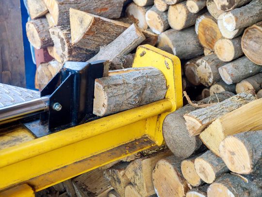 Jak działa łuparka do drewna i dlaczego warto w nią zainwestować?