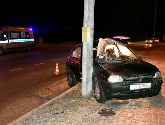 Jechał za szybko, uderzył w słup