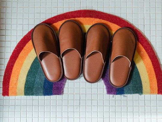 Klapki skórzane pełne – kiedy takie buty są dobrym wyborem?