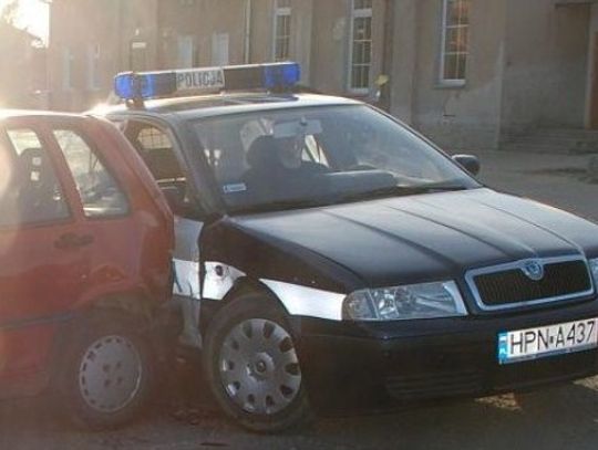 Kwidzyn – poszukiwany i pijany kierowca uderzył w radiowóz