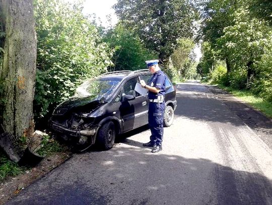 Kwidzyn – samochód uderzył w drzewo, cztery osoby ranne.