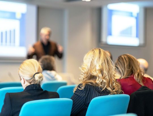 Organizacja konferencji na Mazurach z noclegiem, wyżywieniem i integracją