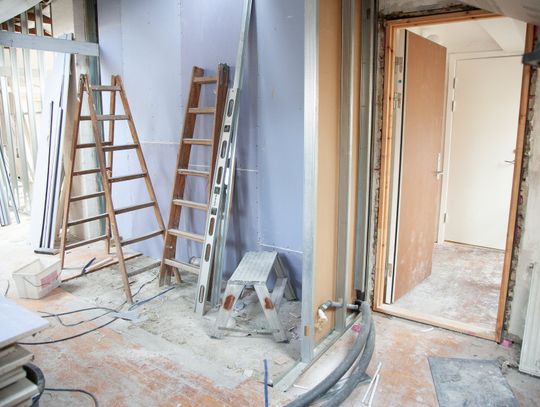 Remont i bezpieczeństwo. Jak odpowiednio wybrać drabinę?