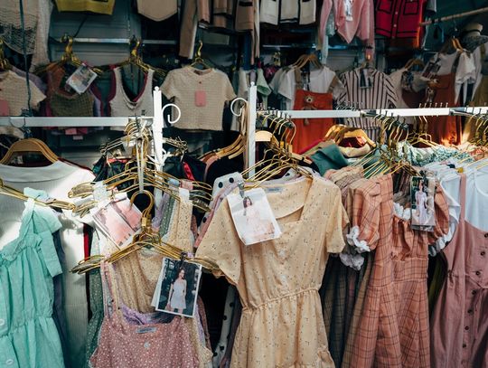 Sukienki dopasowane – jak dobrać model idealny do swojej sylwetki