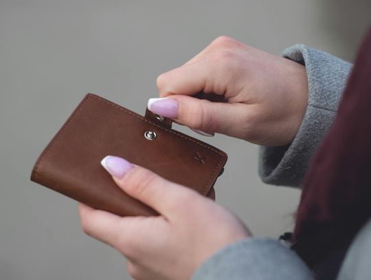 Tanie portfele damskie – jak wybrać mądrze przy ograniczonym budżecie?