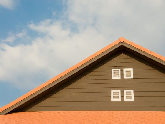 Zalety i wady dachów prefabrykowanych - co warto wiedzieć przed budową domu?