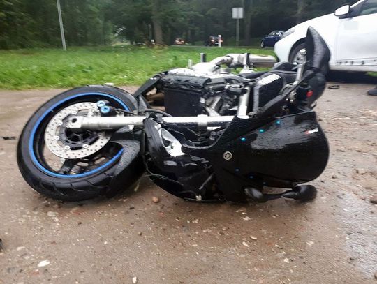 Zderzenie samochodu osobowego z motocyklem. Policjanci apelują o ostrożność.