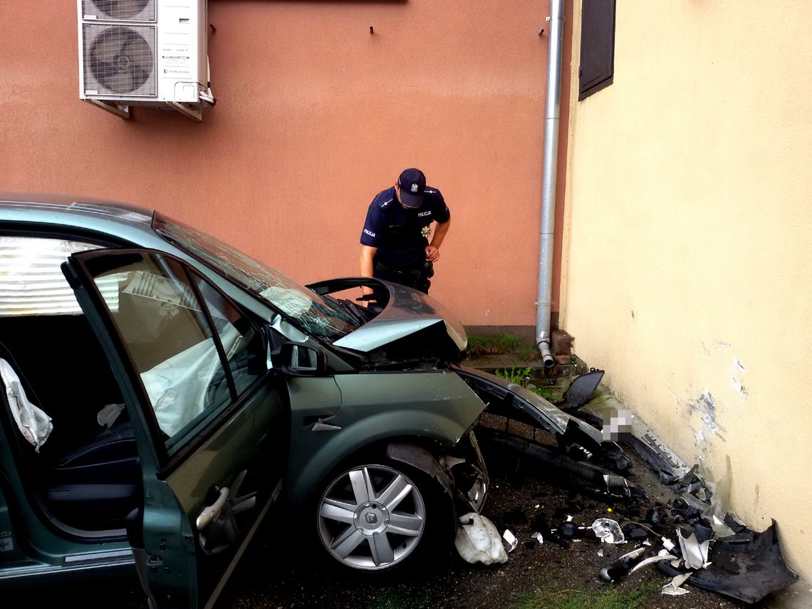 Kwidzyn – samochód uderzył w budynek