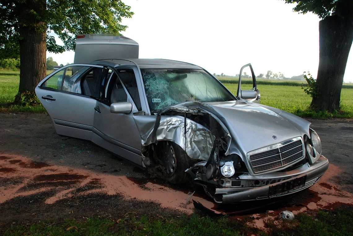 Kwidzyn – samochód uderzył w drzewo, trzy osoby ranne.